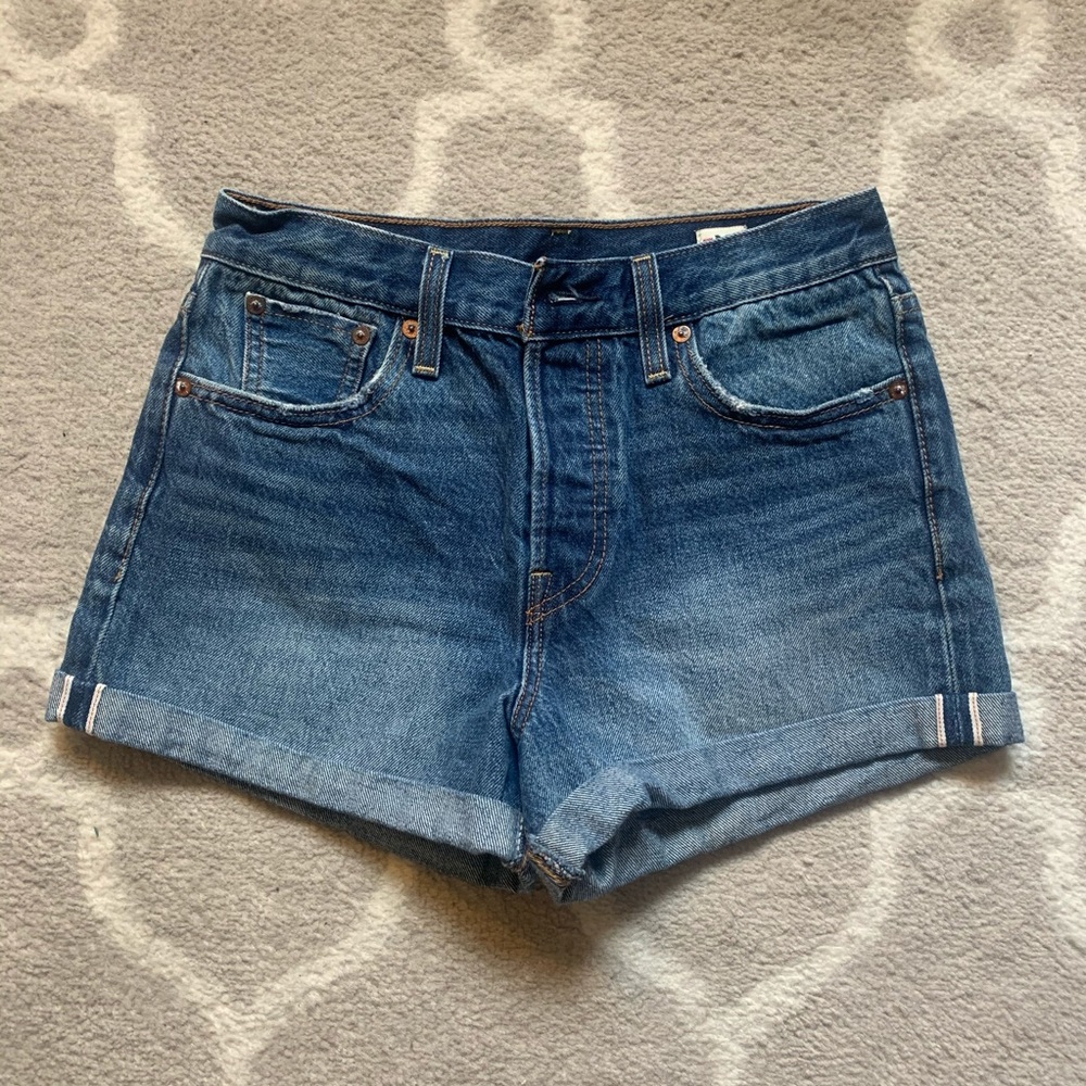 Super cute high-waisted LEVI’S denim shorts!